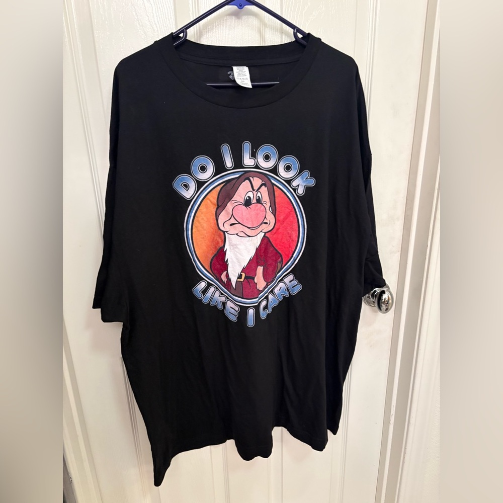 Disney Black Graphic T-Shirt with Grumpy Print. Size 4XL